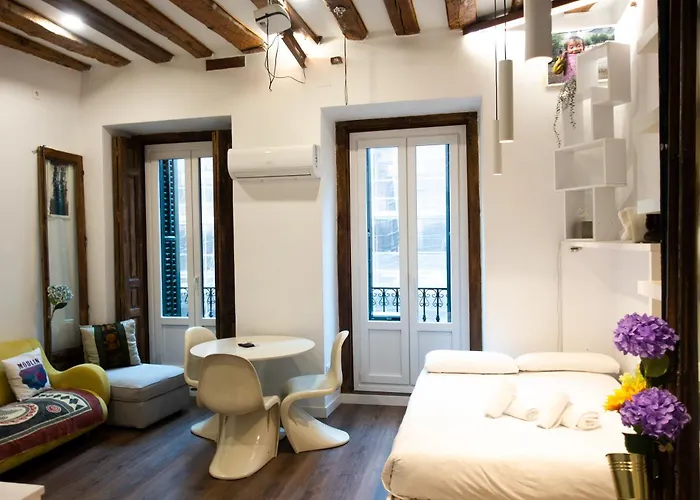 Hortaleza 4, preciso estudio en Chueca junto a la Gran Vía de Madrid